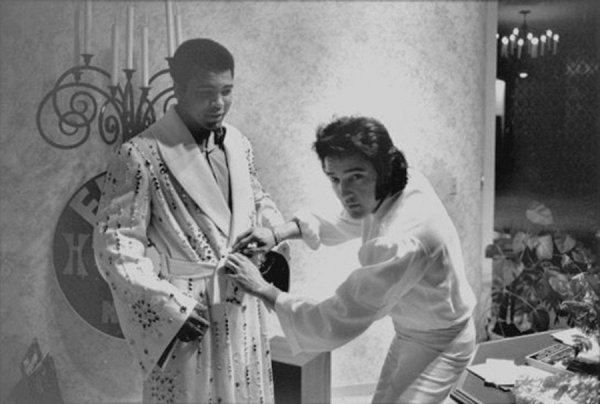 Элвис Пресли подарил Мухаммеду Али халат со стразами, 1973 год