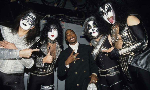 Тупак Шакур и группа Kiss за кулисами премии Грэмми, 1996 год