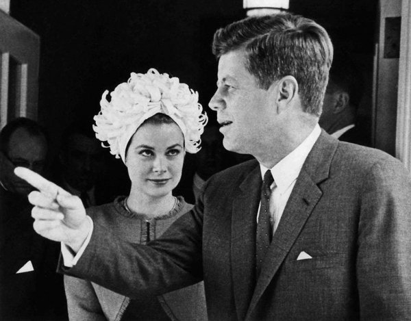 Актриса и принцесса Монако Грейс Келли смотрит на Джона Кеннеди во время её визита в Белый дом, 1961 год