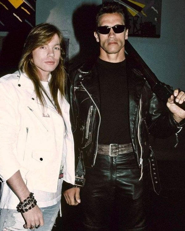 Эксл Роуз, солист Guns N’ Roses, и Арнольд Шварценеггер на съёмках видео «You Could Be Mine», 1991 год