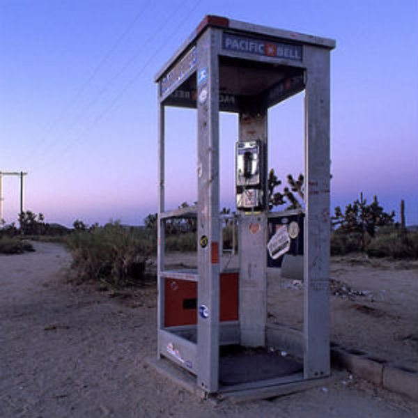 Одинокая телефонная будка посреди пустыни Мохаве (4 фото)